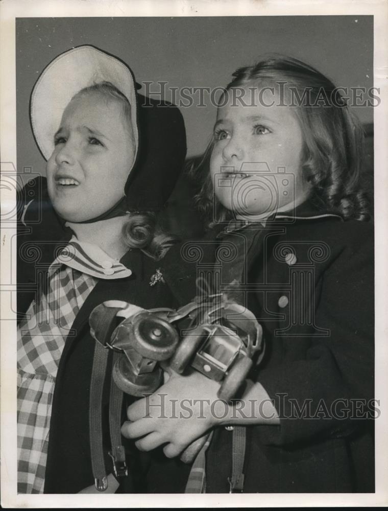 1955 Press Photo Lynn Family, Pat and Sister Adrienne - Historic Images