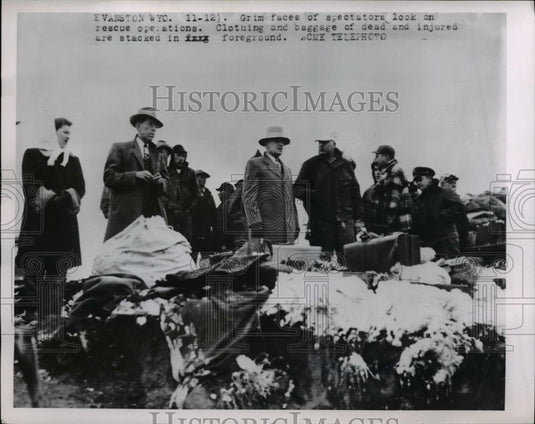 1951 Press Photo Spectators Watch Rescue Operation of Wreck in Evanston, Wyoming - Historic Images