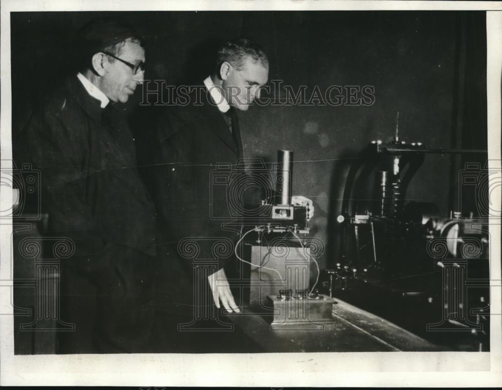 1932 Press Photo Rev. James B. Maclwane Inspecting Galitzin seismopgrah - Historic Images