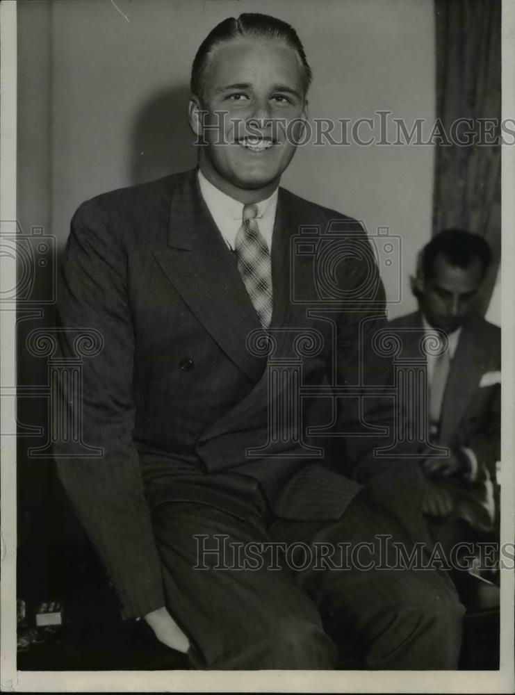 1933 Press Photo Chicago Eliott Roosevelt laughing as reporters gathered. - Historic Images