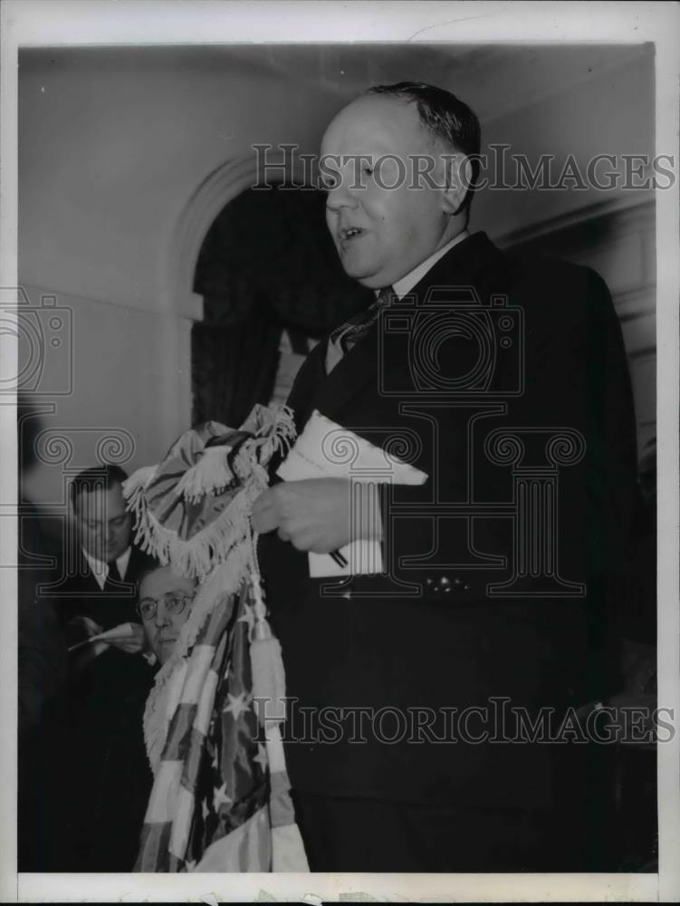 1943 Press Photo J.H. Jones, Manchester England,Steelworker, holds American Flag - Historic Images