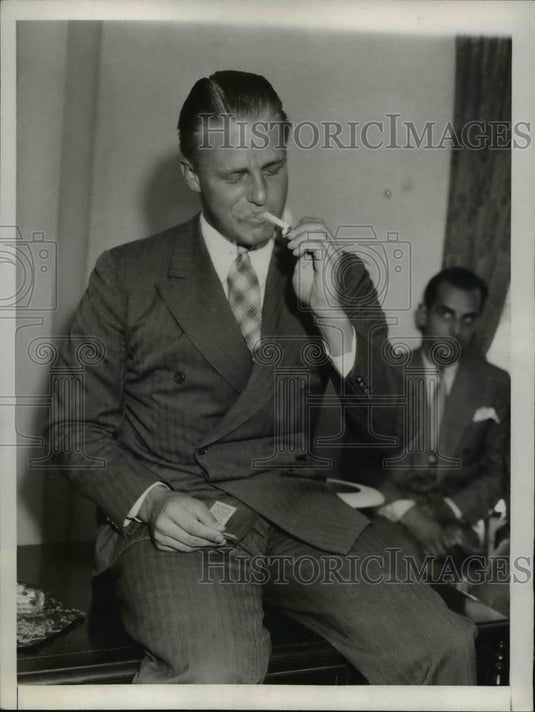 1933 Press Photo Chicago Elliott Roosevelt laughed as reporters gathered. - Historic Images