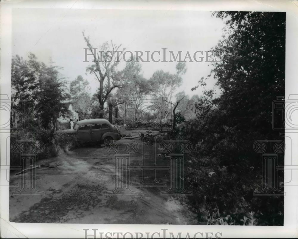 1953 Press Photo Ray Gomillion Car Crash Ran Off Road - Historic Images