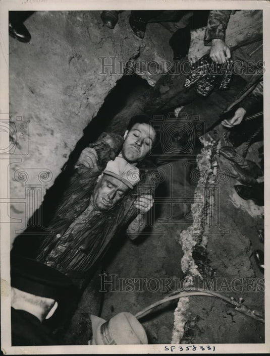 1936 Press Photo Ditch digging machine breaks trapping Walter Lynch - Historic Images