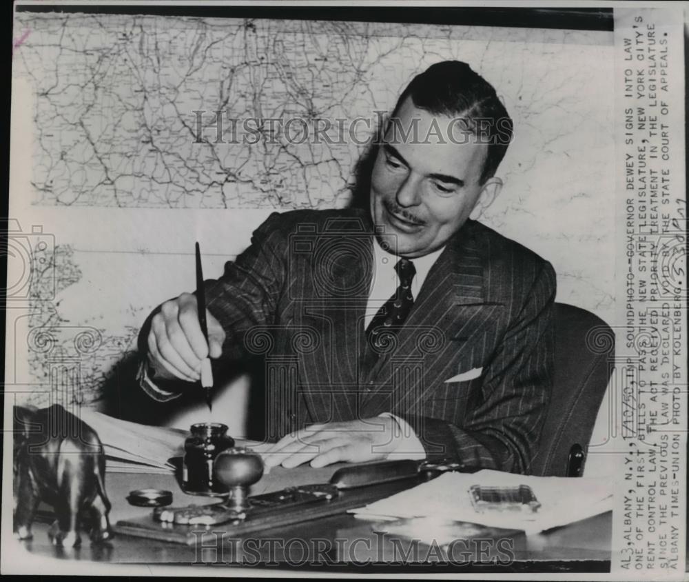 1950 Press Photo Governor Dewey signs into law one of first bills to pass. - Historic Images