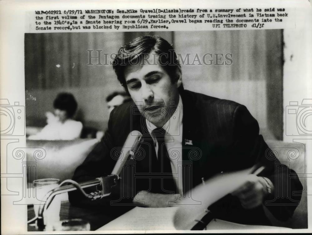 1971 Press Photo Sen. Mike Gravel reads from summary of Pentagon documents - Historic Images