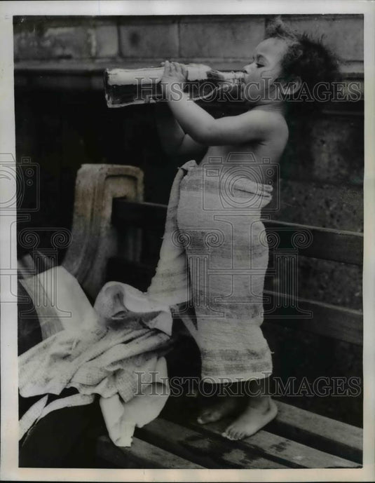 1956 Press Photo Pauline Matthews cools of during a hot day at Bishop's Park - Historic Images