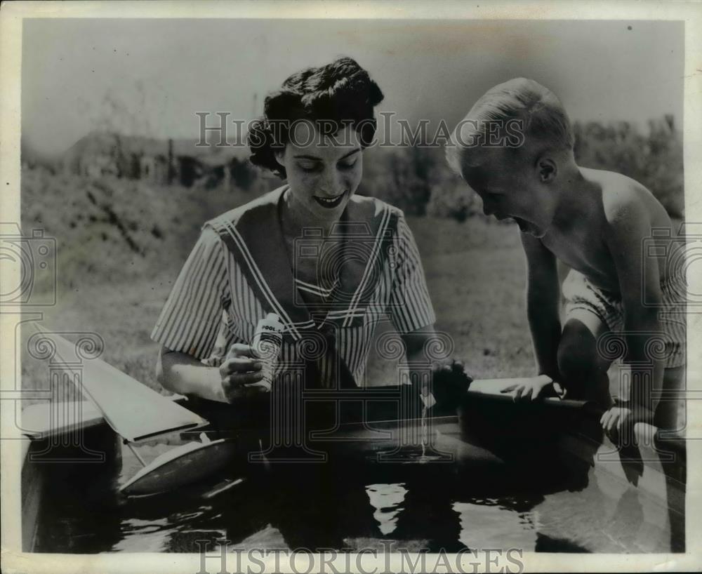 1958 Press Photo Pool Gard being applied to wading pool. - Historic Images