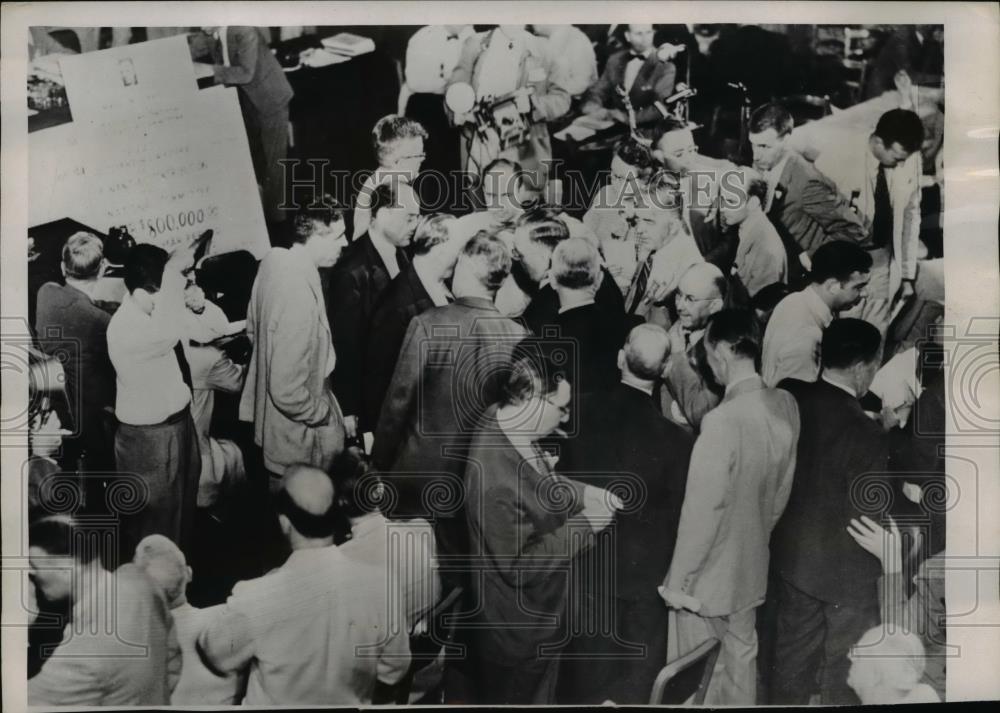 1952 Press Photo Delegates Huddle in conference room at Hotel Congress - Historic Images