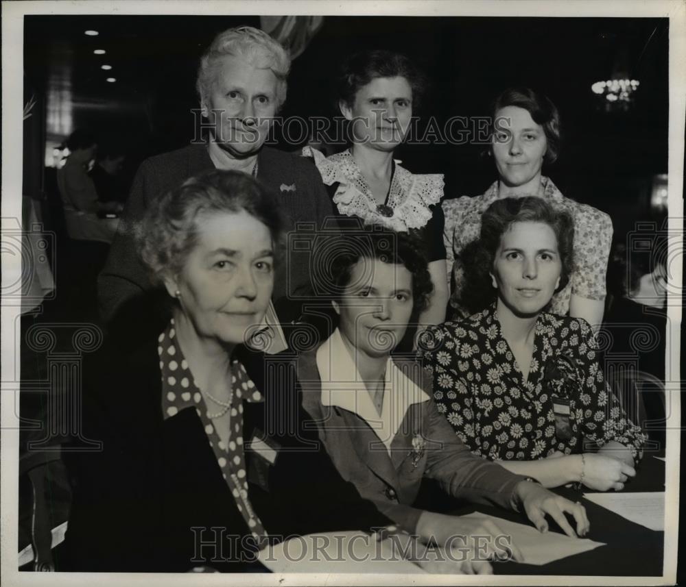 1942 Press Photo League of Women Voters Mrs E Corbett Mrs D Calvin Mrs J Hoffman - Historic Images