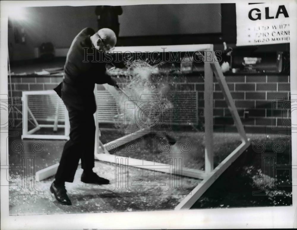 Press Photo Don Dodson of Band B Glass Hits Shatterproof Glass - Historic Images