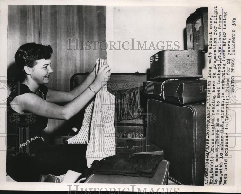 1955 Press Photo Mrs. Bobbie Brown to meet her husband, Lt. Wallace Brown - Historic Images