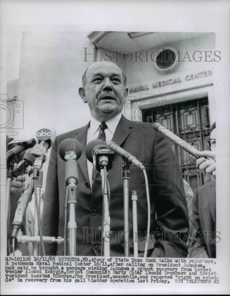 1965 Press Photo Sec. of State Dean Rusk talks with reporters at Bethesda - Historic Images