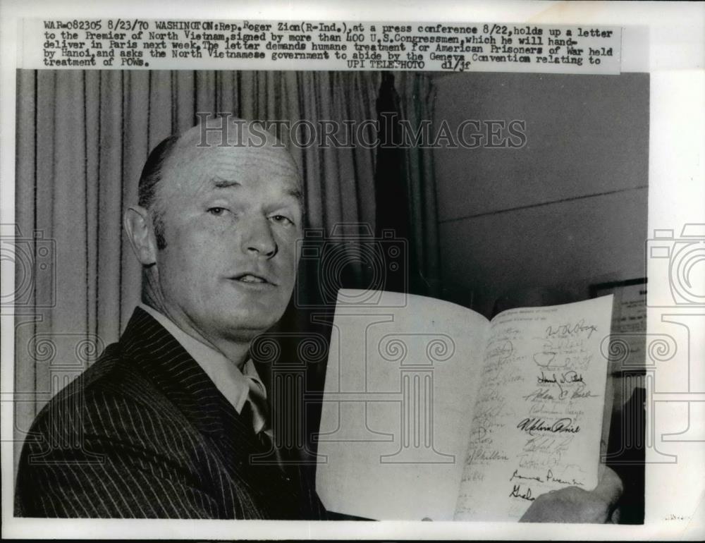 1970 Press Photo Rep. Roger Zion holds up letter ro Premier of North Vietnam - Historic Images