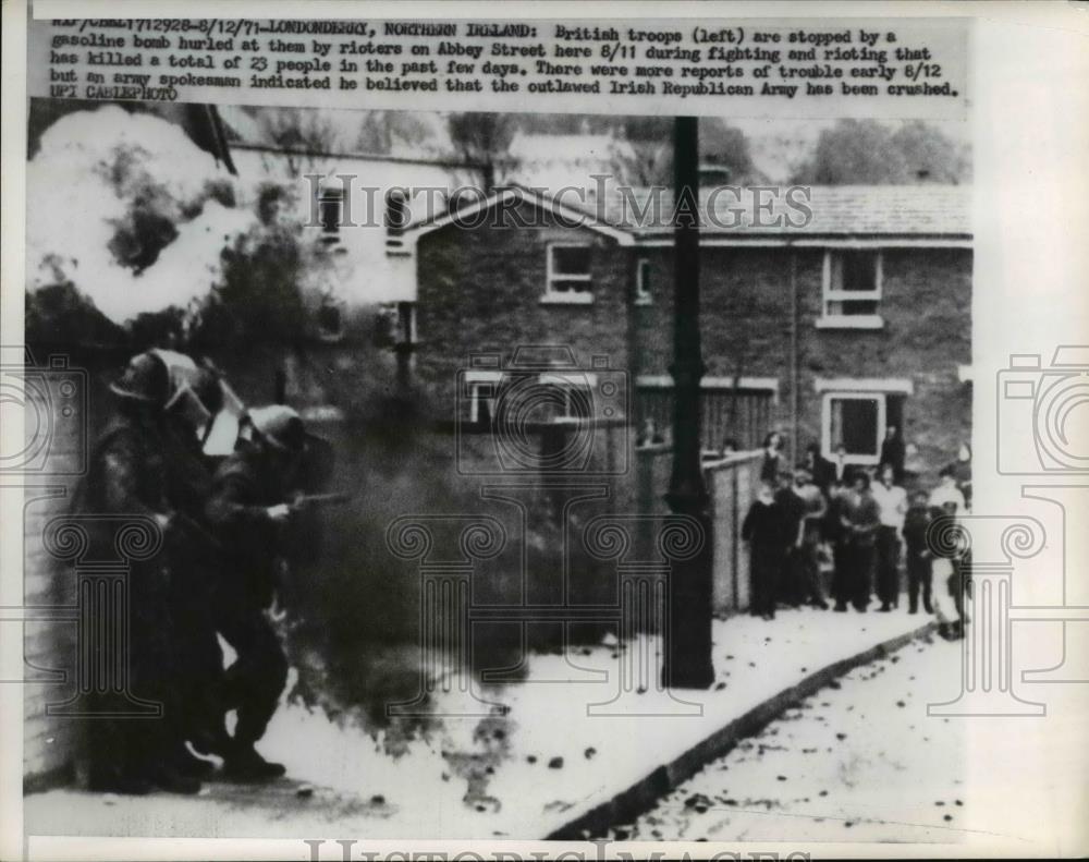 1971 Press Photo British Troops stopped by Gasoline Bomb hurled at them - Historic Images