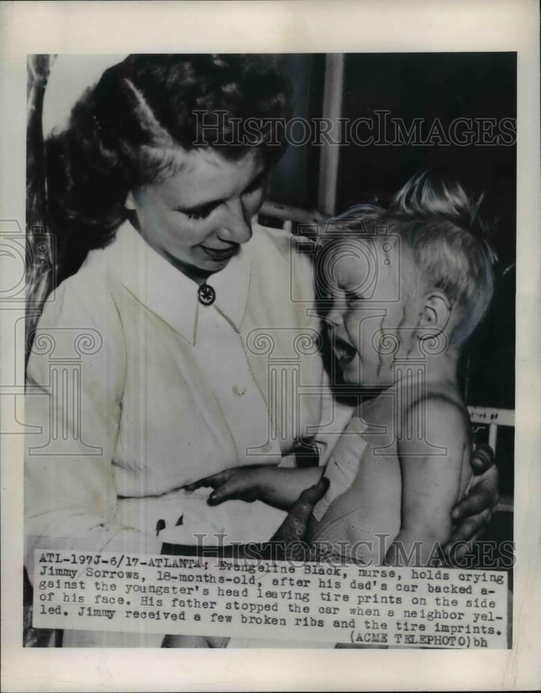 1948 Press Photo Evangeline Black holds crying Jimmy Sorrows, dads car hit him - Historic Images