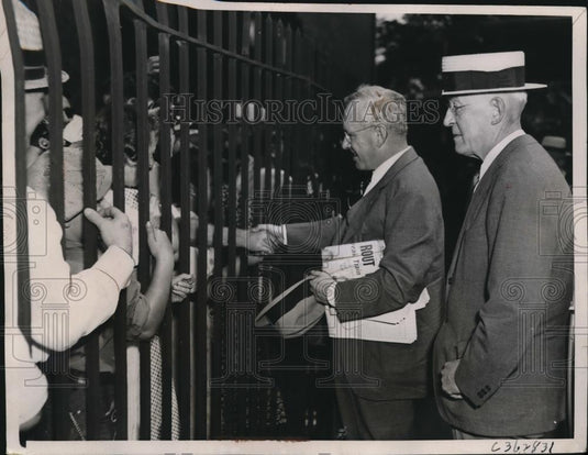 1936 Press Photo Gov. Alfred M Landon shaking hands with well wishers in Chicago - Historic Images
