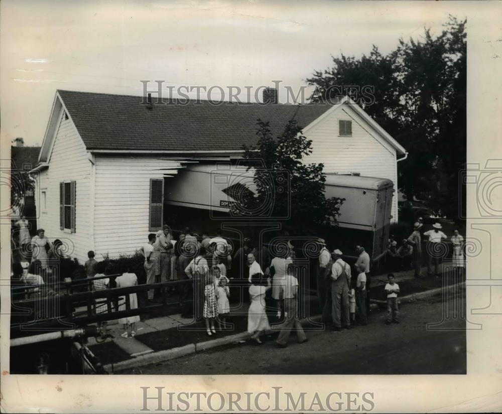 1948 Press Photo Truck driven by Lester Snodgrass crashes into house. - Historic Images