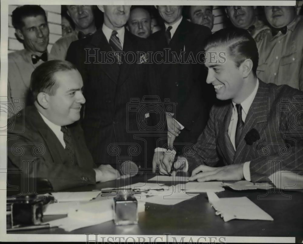 1940 Press Photo Franklin D. Roosevelt Jr., Charles R. Ettinger signs draft card - Historic Images