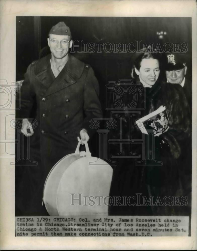 1945 Press Photo Col. Mrs. James Roosevelt change trains in Chicago - Historic Images