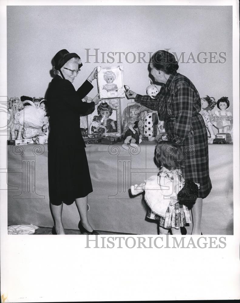 1968 Press Photo Salvation Army Toy Shop Annual Pre-Christmas Season - Historic Images