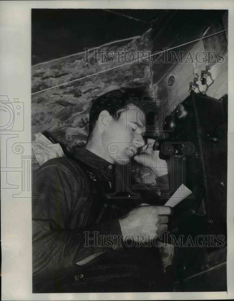 1938 Press Photo Charles Thomason making his daily reports on weather readings - Historic Images