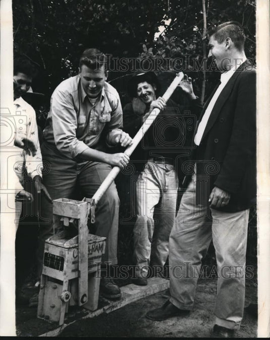1962 Press Photo U.S. Peace Corpsman George Kroon shows block maker, Columbia - Historic Images