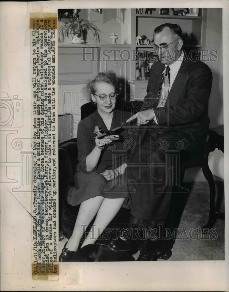 1952 Press Photo Mr and Mrs Homer H Kerr with model airplane made by their son - Historic Images