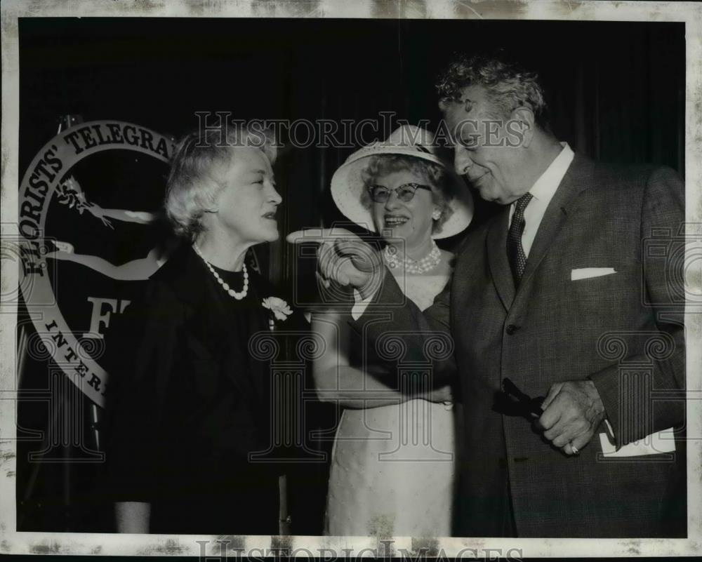 1962 Press Photo Senator Margaret C Smith Everett Dirksen Doris Remis Washington - Historic Images