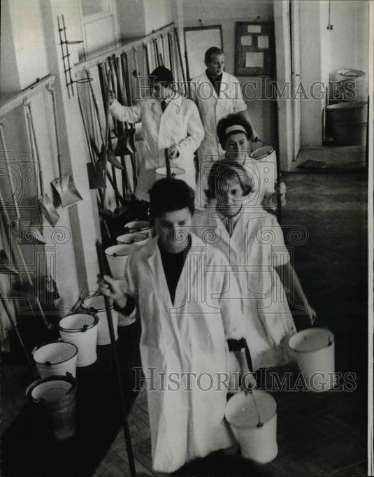 1966 Press Photo The Warsaw School students with clean an ABC Hotel Management - Historic Images