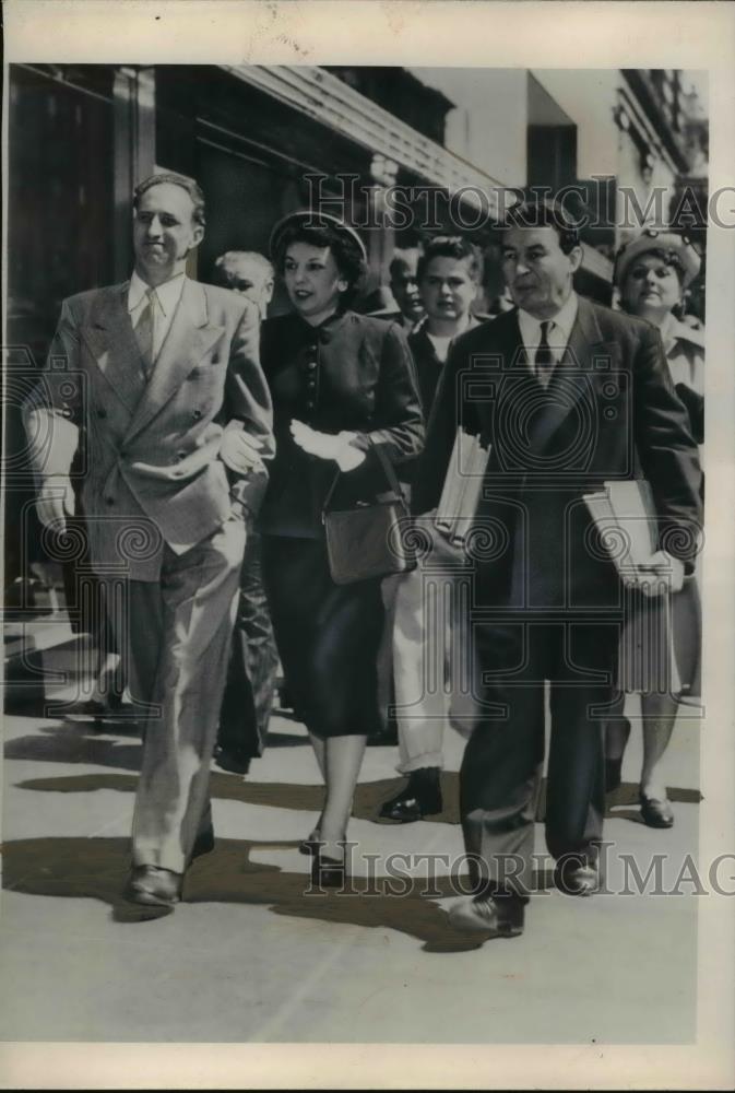 1950 Press Photo San Francisco-Harry Bridges, wife and defense attorney. - Historic Images