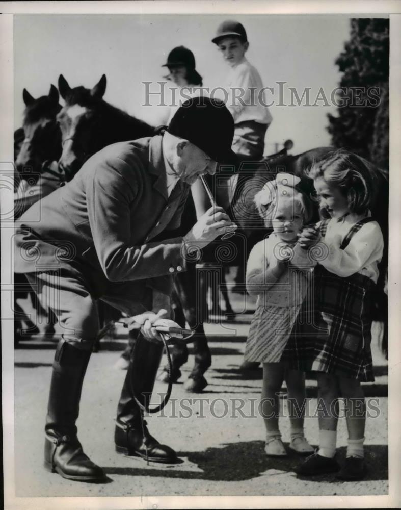 1952 Press Photo Children Watch Man Blow Hunting Horn, England - Historic Images