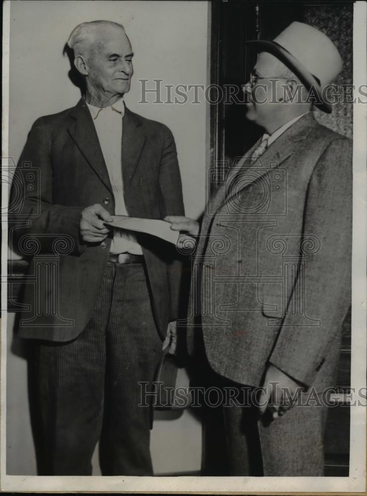 1932 Press Photo William Kirby Robinson receives Pardon from Deputy Marshall - Historic Images