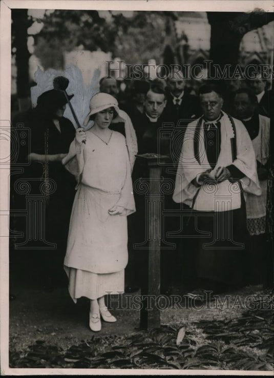 1921 Press Photo Belgium Queen Lays Wreaths on Soldiers Graves St Marys Cemetery - Historic Images