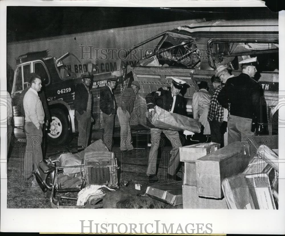 1967 Press Photo Sheriff&#39;s Deputies Remove Baggage From Wrecked Trailways Bus - Historic Images
