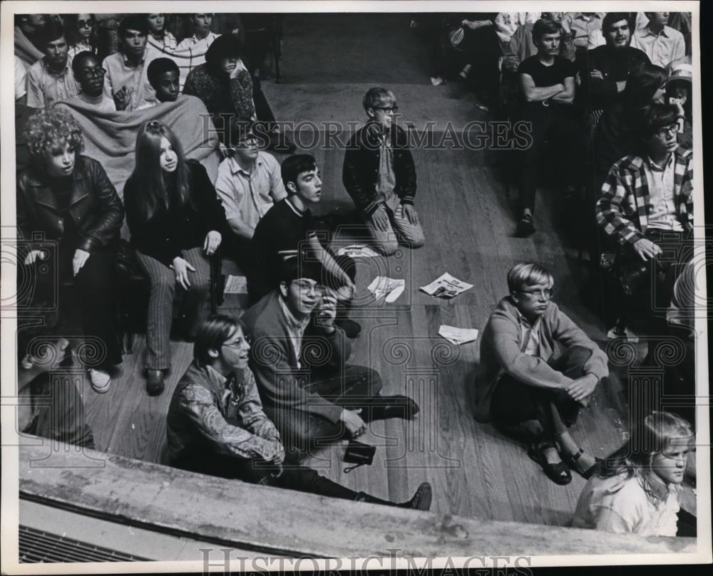 1969 Press Photo Fans waiting for Vanilla Fudge to start playing at Blossom Cent - Historic Images