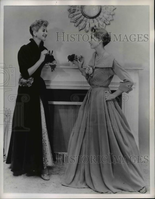 1956 Press Photo Velvet Hostess Gown At Small Dinner Parties Also With Red Gown. - Historic Images