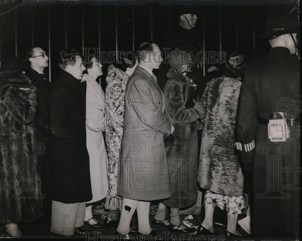 1936 Press Photo Citizens at Buckingham Palace notice of King George death - Historic Images