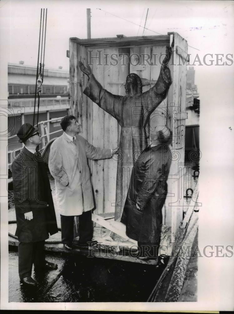 1962 Press Photo Capt. Gabirel Spataro, Capt. john Pershing Statue of Christ S.S - Historic Images