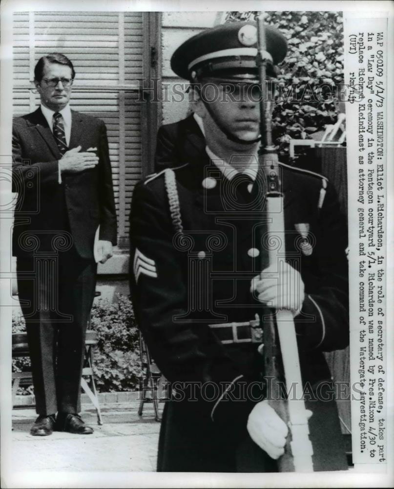 1973 Press Photo of Defense Sec. Elliot Richards standing behind a soldier. - Historic Images