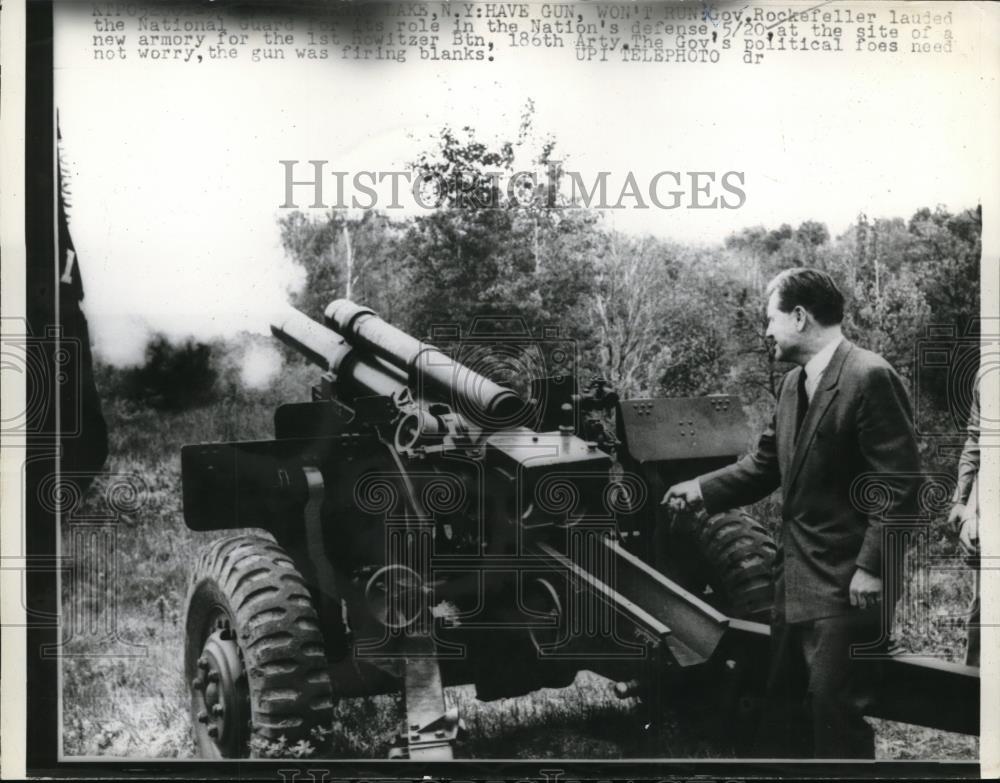 1960 Press Photo governer Rockefeller showcasing Howitzer - Historic Images