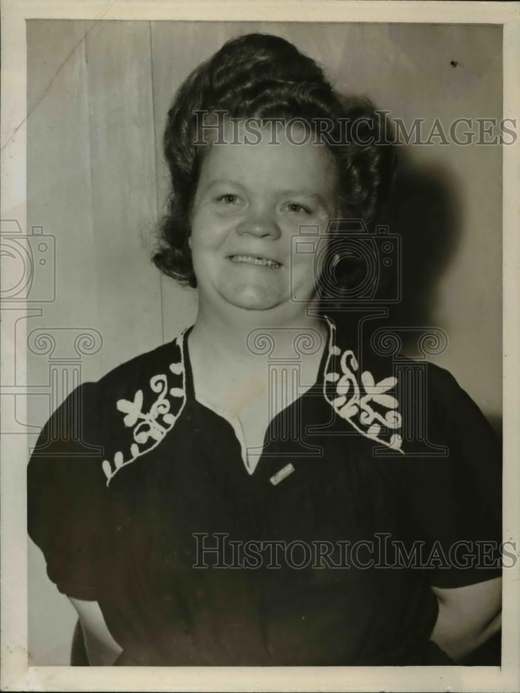 1945 Press Photo San Bernadino Calif Buela Foster rests after police questioning - Historic Images