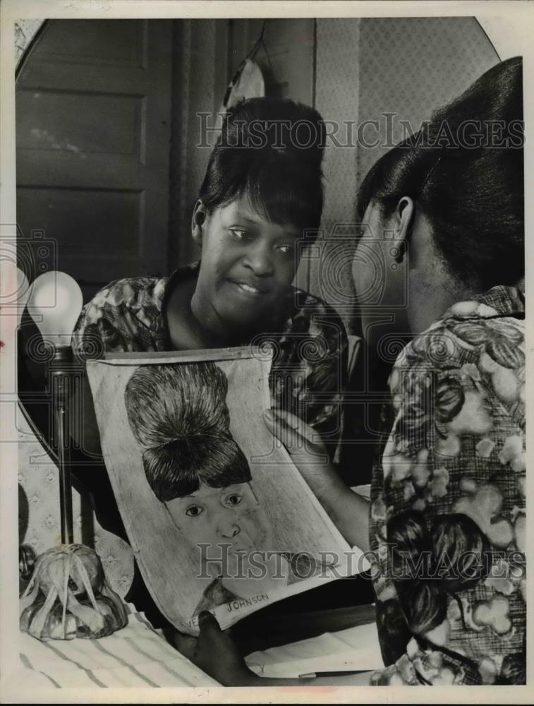 1966 Press Photo of Evelyn Johnson. 16. With a self portrait. - Historic Images