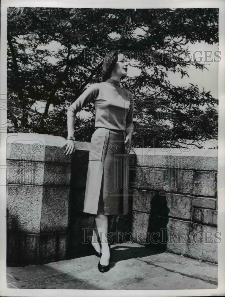 1956 Press Photo Autumn&#39;s Lady Like Clothing Skirt Of British Tweed Colors - Historic Images