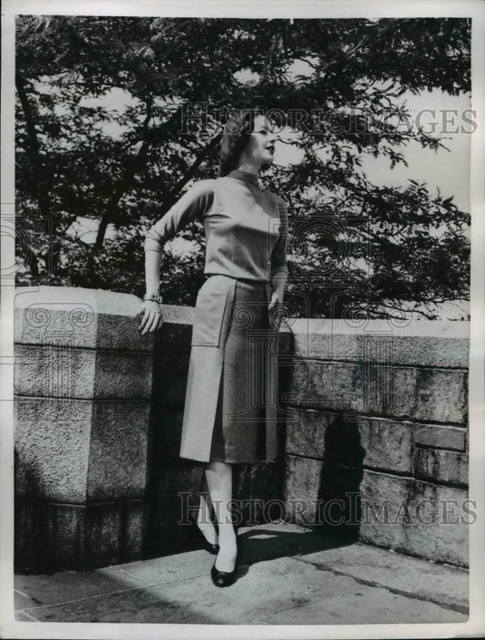 1956 Press Photo Autumn's Lady Like Clothing Skirt Of British Tweed Colors - Historic Images