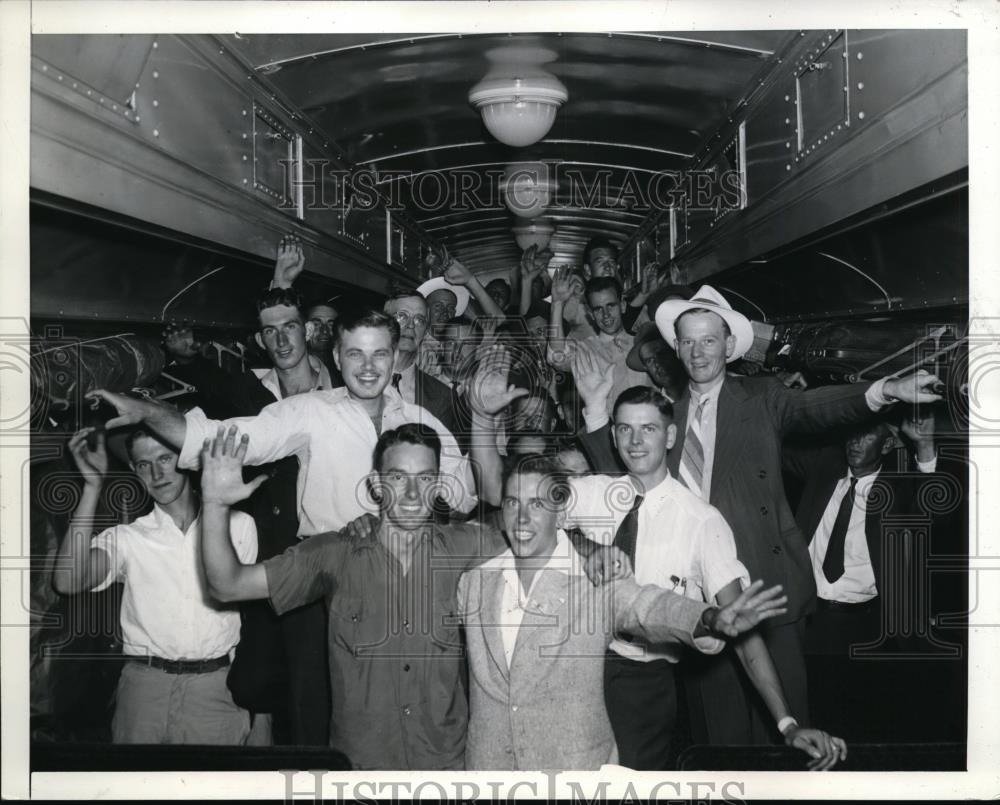 1941 Press Photo Atlanta Ga carpenters on tain to port togo to Bahama Naval bas - Historic Images