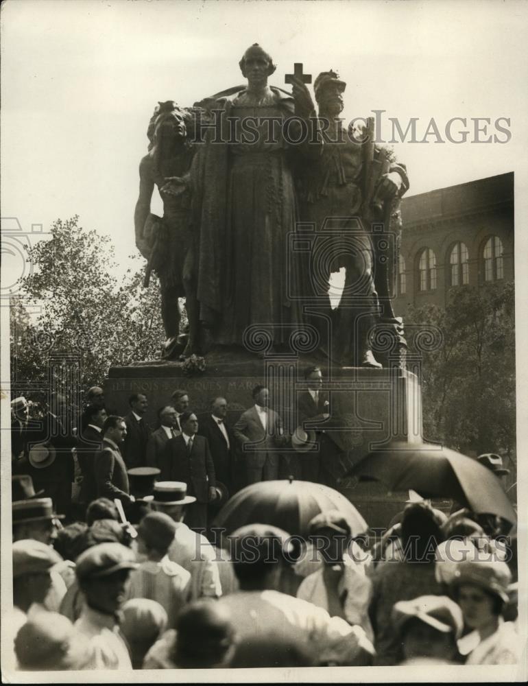 1926 Press Photo Cyrus McCormick Jr & statue of Pere Jacques Marquette - Historic Images