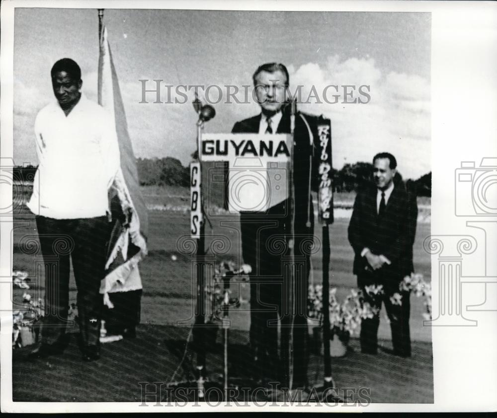 1969 Press Photo Georgetown, Gutana Nelson Rockefeller with Forbes Burnham - Historic Images