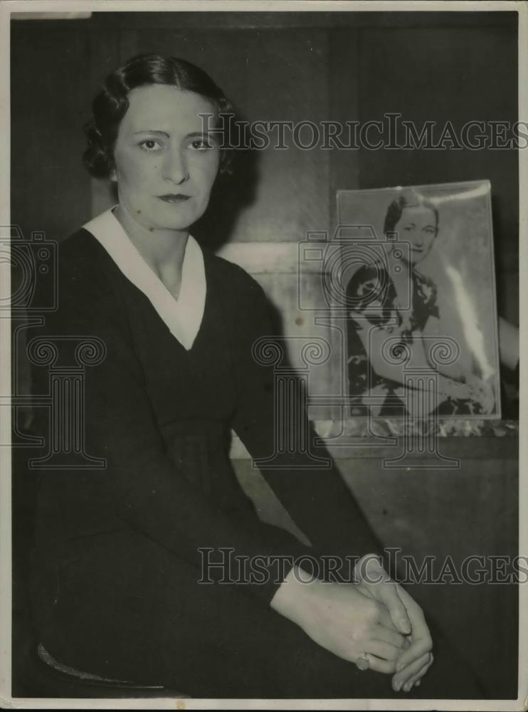 1939 Press Photo Visitors at Hotel Crillon in Paris  get shocked at cloakroom. - Historic Images