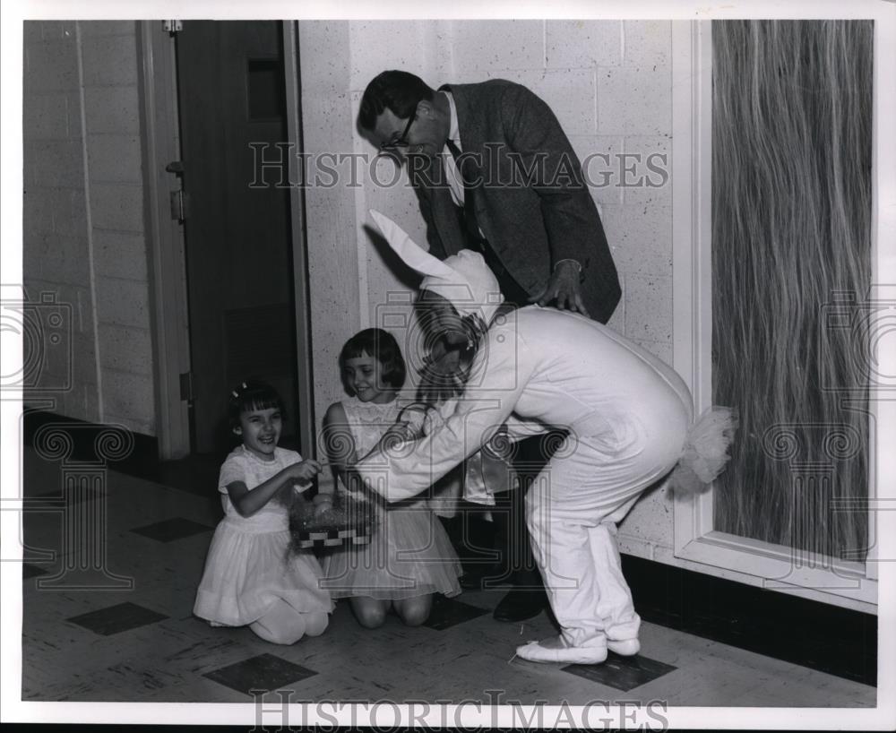 1967 Press Photo Family Preparing for Easter Egg Hunt - Historic Images